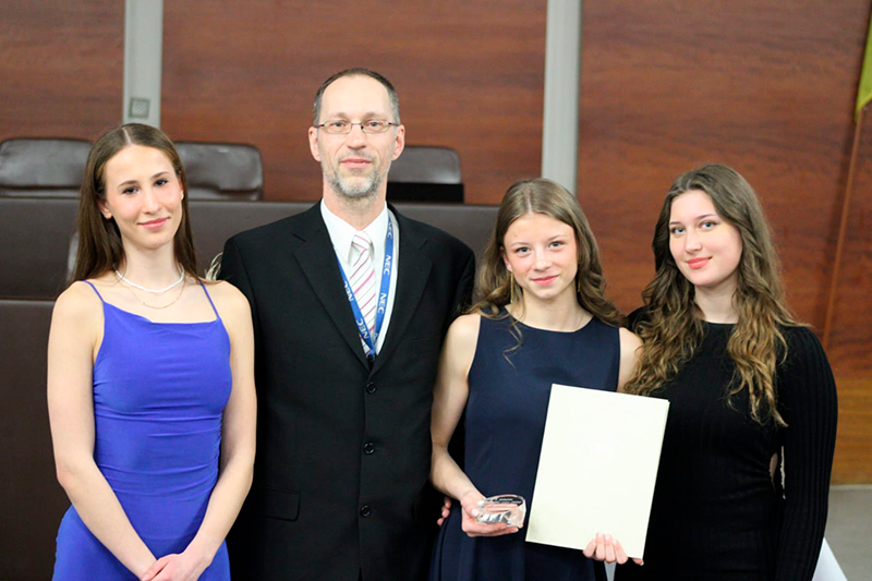 Michaela Grossová, Luboš Komárek, Laura Frličková a Mia Dobáková
